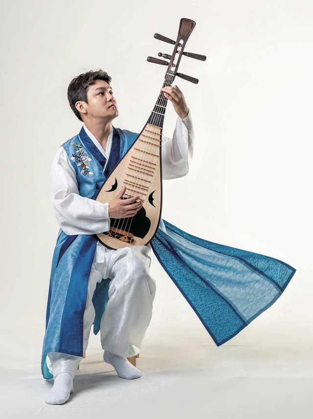 비파는 거문고, 가야금과 함께 삼현(三絃)으로 불리던 전통악기로 일제강점기, 6&middot;25전쟁을 거치며 명맥이 끊겼다. 비파의 명맥을 잇고 비파를 알리기 위해 활발히 활동하고 있는 연주자 정영범 씨. 사진 C영상미디어