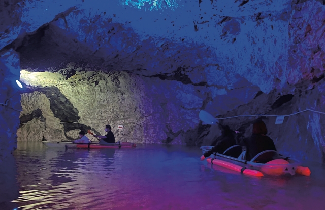 동굴 속의 초원을 만나고 다양한 체험장을 지나면 동굴 끝에 보트장이 나온다. 투명카약을 타고 땅속 호수길을 따라 동굴탐험을 즐길 수 있다.