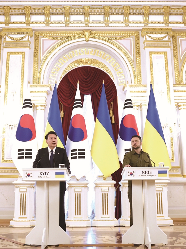 윤석열 대통령이 7월 15일(현지시간) 우크라이나 키이우 마린스키궁에서 볼로디미르 젤렌스키 대통령과 공동 언론발표를 하고 있다. 양국 정상은 안보&middot;인도&middot;재건 지원 내용을 담은 &lsquo;우크라이나 평화 연대 이니셔티브&rsquo;를 추진하기로 했다. 사진 뉴시스