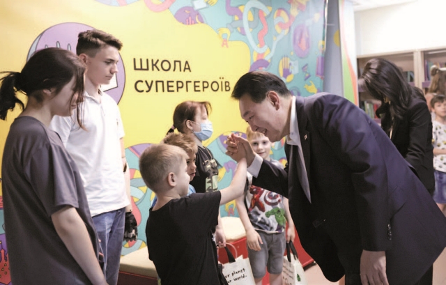우크라이나 키이우에 위치한 오흐마디트 국립아동병원을 방문한 윤 대통령이 아이들에게 위로와 격려를 전하고 있다. 2022년 2월부터 2023년 6월까지 1624명의 우크라이나 아동이 전쟁으로 죽거나 다쳤다. 사진 뉴시스