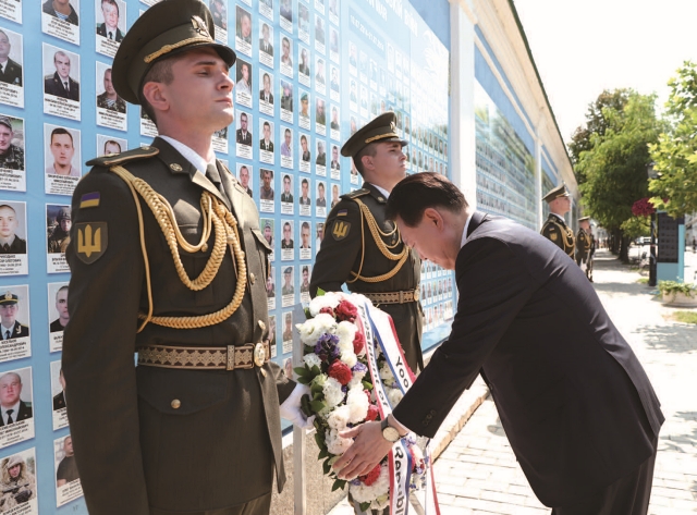 윤석열 대통령이 7월 15일(현지시간) 우크라이나 키이우에 위치한 전사자 추모의 벽을 찾아 헌화하고 있다. 사진 뉴시스