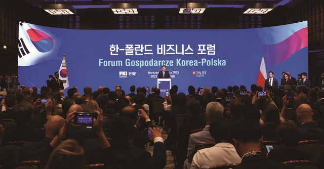 윤석열 대통령이 7월 14일(현지시간) &lsquo;한&middot;폴란드 비즈니스 포럼&rsquo;에서 축사하고 있다. 윤 대통령은 2022년 우리나라와 폴란드 교역액이 역대 최대 규모인 90억 달러를 달성한 것을 언급하며 &ldquo;양국 간 경제협력이 새로운 전기를 맞고 있다&rdquo;고 평가했다. 사진 뉴시스