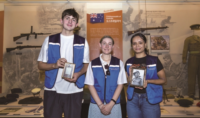 호주에서 온 참가자들이 전쟁기념관에서 유엔참전용사였던 할아버지 사진을 들고 기념촬영을 하고 있다. 