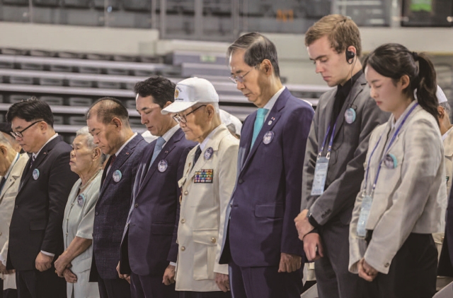 지난 6월 25일 오전 서울 중구 장충체육관에서 열린 6·25전쟁 제73주년 기념식에 참석한 한덕수 국무총리(오른쪽에서 세 번째)와 트리스탄 코트니·박채원 씨. 사진 국무조정실