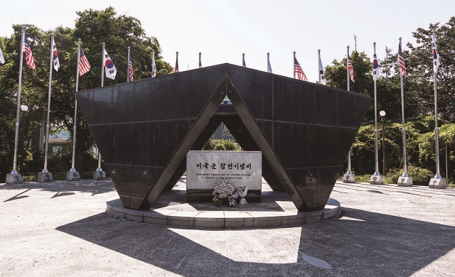 경기 파주시 임진각에 있는 미국군 참전기념비. 기념비 앞에는 미군 파병을 결단한 해리 트루먼 미국 대통령의 동상이 서 있다. 사진 C영상미디어