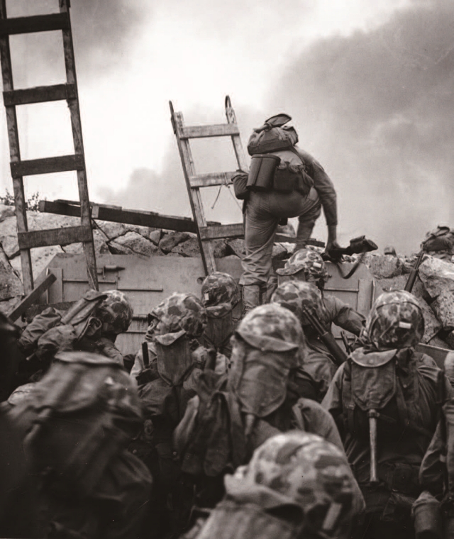 해병 1사단 발도메르 로페즈 중위가 인천상륙작전 당시 연안에 도착하자 상륙정에서 선두로 뛰쳐나가 장애물을 넘어서는 장면. 그는 몇 분 뒤 북한군이 던진 수류탄을 온몸으로 감싸 부대원을 살리고 전사했다. 사진 미국 국립문서기록관리청