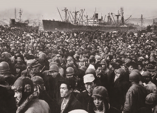 1950년 12월 흥남철수작전 당시 피란민들이 흥남항으로 몰려들었다. 사진 미국 국립문서기록관리청