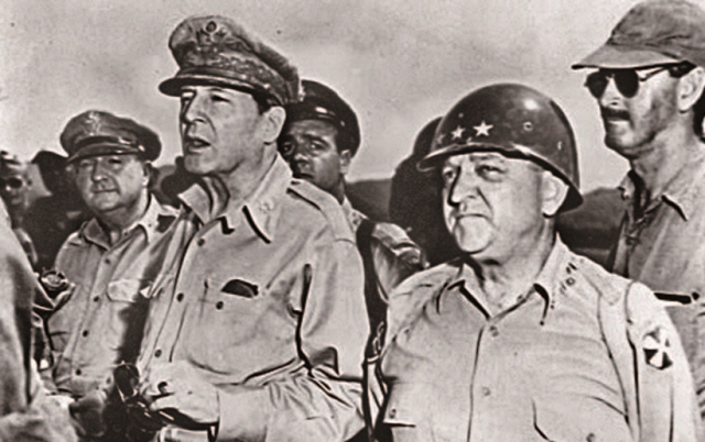 인천상륙작전을 성공시킨 더글라스 맥아더 장군(앞줄 왼쪽)과 낙동강방어선을 지킨 워커 장군(앞줄 오른쪽). 사진 미국 국립문서기록관리청