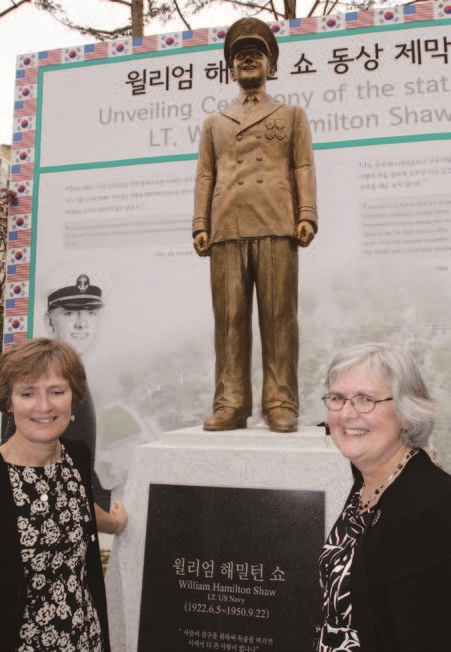 서울 은평평화공원에 있는 월리엄 해밀턴 쇼 대위의 동상 앞에서 그의 가족들이 사진 촬영을 하고 있다. 쇼 대위는 부모와 함께 양화진 외국인 선교사 묘역에 안장돼 있다. 사진 조선DB