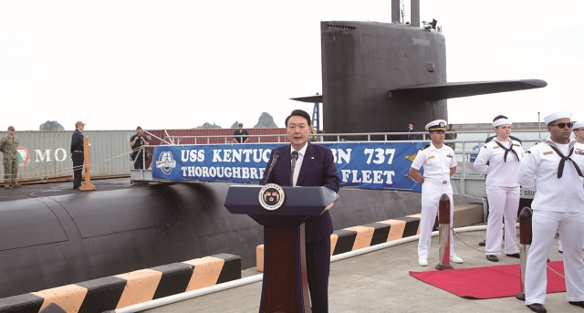 윤석열 대통령이 7월 19일 부산 해군작전사령부 작전기지에 입항한 미국의 오하이오급 핵잠수함(SSBN)인 켄터키함 앞에서 격려사를 하고 있다. 사진 대통령실
