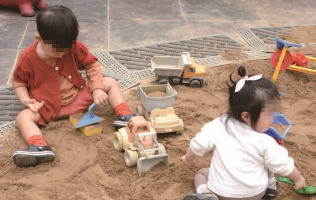 어린이집 놀이터에서 아이들이 모래놀이를 하고 있다. 사진 뉴시스