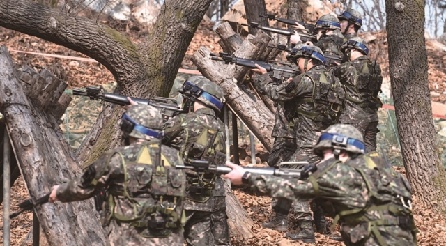지난 3월 7일 경기 안산시 육군 제51사단 상록과학화 예비군훈련장에서 예비군들이 야지전술훈련을 하고 있다. 사진 뉴시스