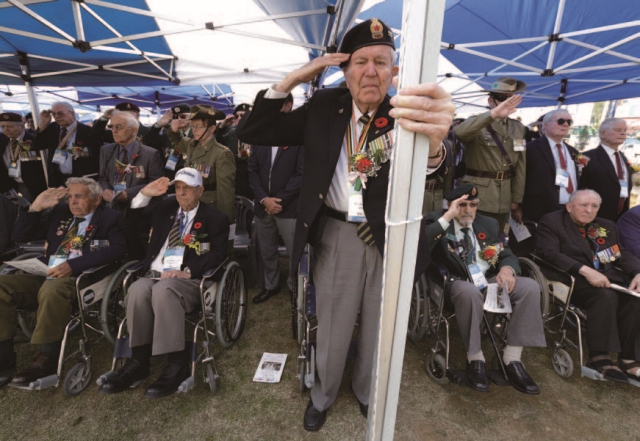 2015년 4월 24일 경기도 가평에서 열린 가평전투 64주년 기념행사에서 캐나다 참전 용사 레지널드 피츠 씨가 휠체어에서 일어나 천막 기둥을 잡고 거수경례를 했다. 사진 뉴시스