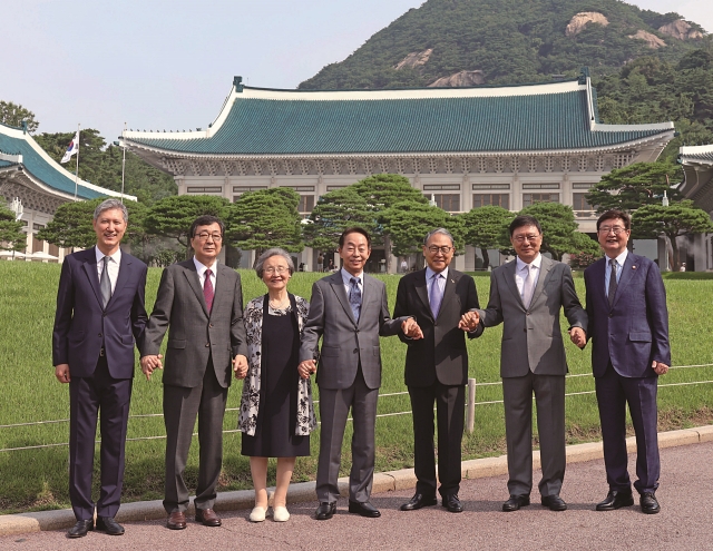 역대 대통령 가족 6인. 왼쪽부터 노재헌 동아시아문화센터 이사장(노태우 전 대통령 아들), 김홍업 김대중평화센터 이사장(김대중 전 대통령 아들), 조혜자 여사(이승만 전 대통령 며느리), 김현철 김영삼대통령기념재단 이사장(김영삼 전 대통령 아들), 윤상구 ㈜동서코포레이션 대표(윤보선 전 대통령 아들), 박지만 EG 대표이사 회장(박정희 전 대통령 아들, 박근혜 전 대통령 동생)과 박보균 문화체육관광부 장관이 7월 29일 오전 청와대 본관에서 열리고 있는 특별전 ‘우리 대통령들의 이야기-여기 대통령들이 있었다’를 함께 관람하고 ‘자유와 통합, 연대’의 시대정신 확장에 힘을 쏟기로 했다. 사진 문화체육관광부