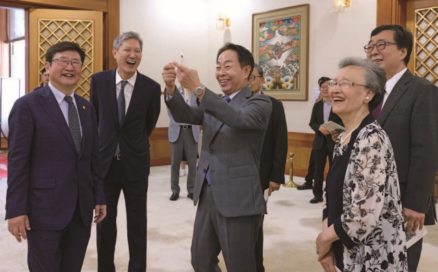 역대 대통령 가족 6인이 7월 29일 서울 종로구 청와대 본관에서 열리고 있는 특별전 ‘우리 대통령들의 이야기-여기 대통령들이 있었다’를 관람하고 있다. 여섯 대통령의 가족이 한자리에 모인 것은 처음이다. 사진 문화체육관광부