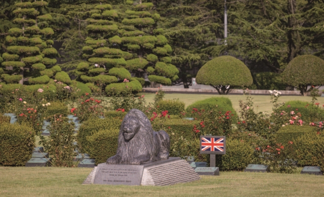 71년 만에 한국을 다시 찾은 콜린 태커리 씨가 부산 유엔기념공원을 찾았다. 이곳에는 영국군 참전용사 890명이 안장돼 있다. 사진 C영상미디어