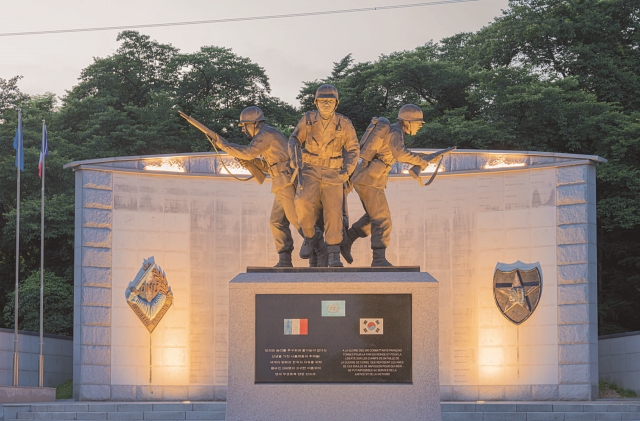 경기 수원시 장안구에 있는 프랑스군 참전기념비와 기념 동상. 동상은 ‘정의와 승리를 추구하며 불가능이 없다는 신념을 가진 나폴레옹의 후예들’이라고 소개돼 있다. 뒷쪽 벽면 왼편에 새겨진 문양은 참전한 프랑스 부대를 상징하고, 오른편에 있는 문양은 프랑스군이 배속된 미 2사단 마크다.