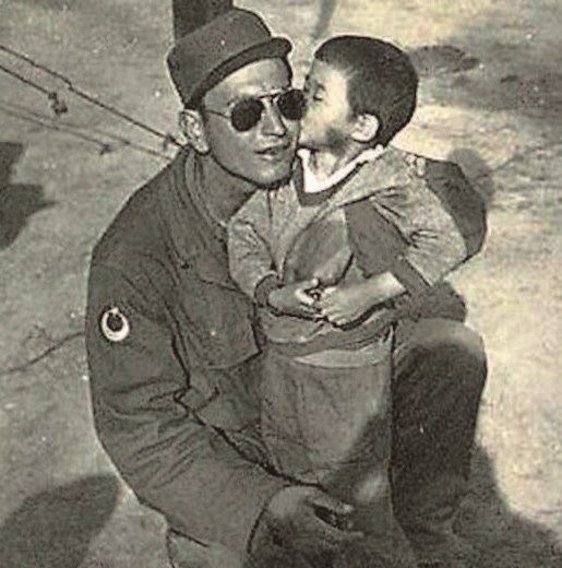 6·25전쟁 당시 촬영한 튀르키예군 하사 술레이만 씨와 전쟁으로 부모를 잃은 어린 김은자 씨. 이 둘은 58년 만인 2010년 재회했다. 사진 국가보훈부