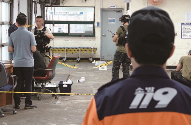 7월 24일 제주 노형동 제주우편집중국에서 대만발 정체불명 우편물 신고가 접수돼 군경 등이 현장에서 유해물질 검사 등을 하고 있다. 사진 뉴시스