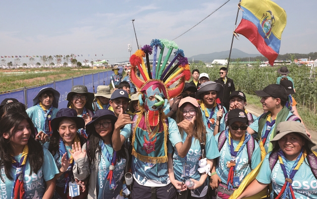 새만금 잼버리에 참석한 에콰도르 스카우트 대원들이 환호하고 있다. 사진 문화체육관광부