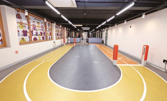 제자리 멀리뛰기, 민첩성 운동 등 실내 운동 놀이를 할 수 있는 GX룸2. 모두 학교 체육을 기본으로 한다.