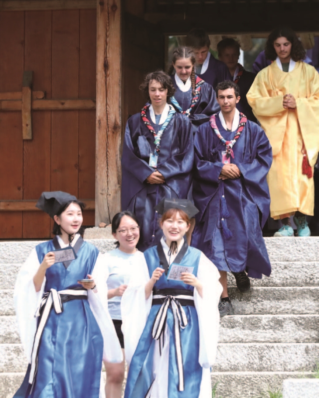 스위스 스카우트 대원들이 8월 9일 서울 종로구 성균관대학교에서 조선 말기까지 관리와 유생들이 입었던 전통의상인 단령을 입고 투어를 하고 있다. 사진 뉴시스