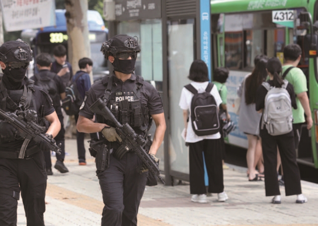 8월 6일 온라인 커뮤니티에서 살인예고글 장소로 지목된 서울 강남구 대치동 한 학원 인근에서 경찰특공대원들이 순찰을 하고 있다. 사진 뉴시스