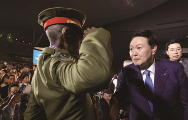 정전 70주년을 맞아 한국을 다시 찾은 에티오피아 참전용사 바샤 올데세라세 씨가 7월 27일 부산 영화의전당에서 열린 기념식에서 윤석열 대통령에게 경례하고 있다.