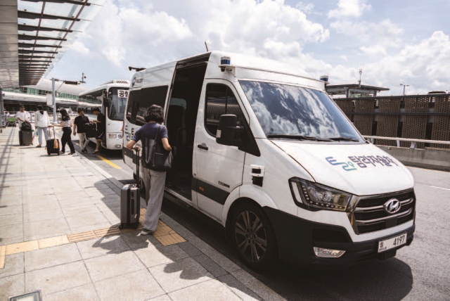 공항 인근 해안도로를 운행하는 탐라자율차에는 단체 관광객도 탑승이 가능하다. 