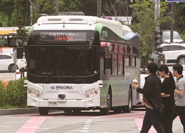자율주행차 시범운행지구인 경기 성남시 판교지구에 자율주행 버스 ‘판타G버스？가 시범운행하고 있다. 사진 뉴시스