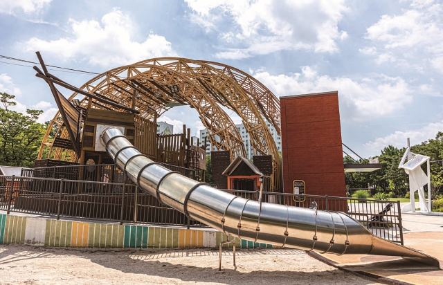 양천공원 쿵쾅쿵쾅 꿈마루 놀이터는 기존 야외무대 철골구조를 활용한 도시재생적 놀이터다. 