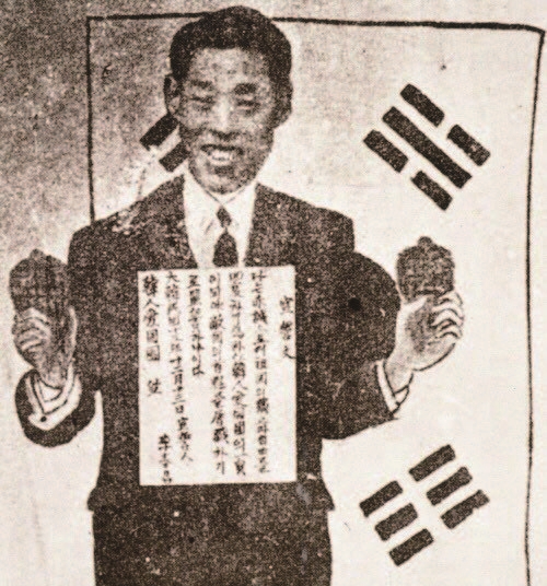 이봉창 의사가 한인애국단 선서 후 찍은 사진. 이 의사의 가슴에 걸려 있는 것이 이번에 공개된 친필 선서문이다. 사진 독립기념관 