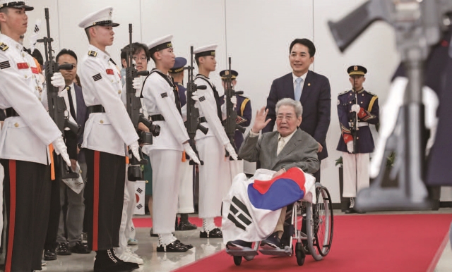 일본에 생존해 있던 유일한 독립유공자인 오성규 애국지사가 8월 13일 박민식 국가보훈부 장관이 미는 휠체어를 타고 김포국제공항을 통해 입국하고 있다. 사진 뉴시스