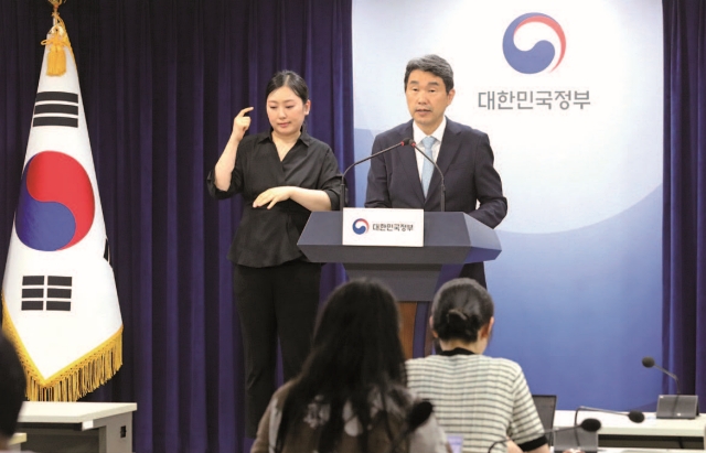 이주호 부총리 겸 교육부 장관이 8월 16일 정부서울청사에서 &lsquo;다자녀 가구 지원 정책 추진 현황 및 개선 방향&rsquo;을 발표하고 있다. 사진 뉴시스