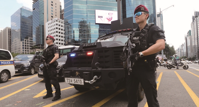 8월 7일 서울 강남역 인근에서 무장한 경찰특공대 대원들이 순찰하고 있다. 사진 뉴시스