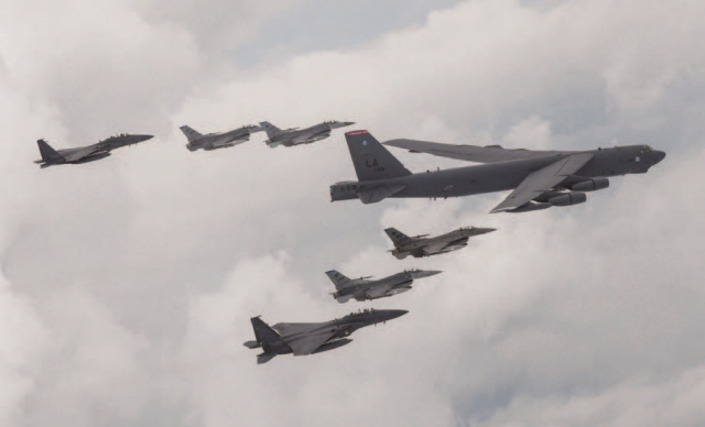 2023년 7월 13일 한국 공군의 F-15K와 미 공군의 F-16, B-52H 전략폭격기가 한반도 상공에서 한미 연합공중훈련을 하고 있다. 사진 합동참모본부