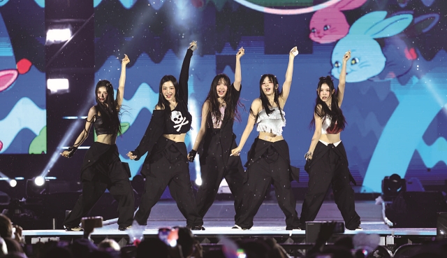 그룹 뉴진스가 8월 11일 서울월드컵경기장에서 열린 K-팝 슈퍼라이브 콘서트에서 공연을 하고 있다.