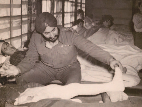 터번을 쓴 인도 군의관이 다친 한국군 병사를 돌보고 있다. 사진 전쟁기념관 34