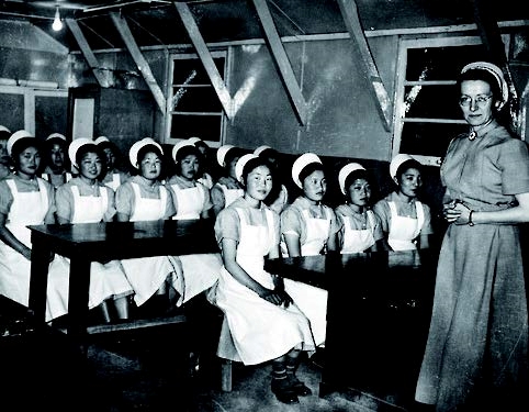 독일 의료진은 한국 의료진 양성에도 관심을 기울였다. 한국인 간호사들이 독일 의료진에게 실습을 받고 있는 모습. 사진 주독일한국대사관