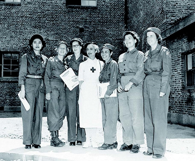 1952년 7월 11일 유엔군으로 참전한 간호사들이 이탈리아군 적십자병원에서 회의를 마치고 함께 기념촬영하고 있다. 사진 전쟁기념관