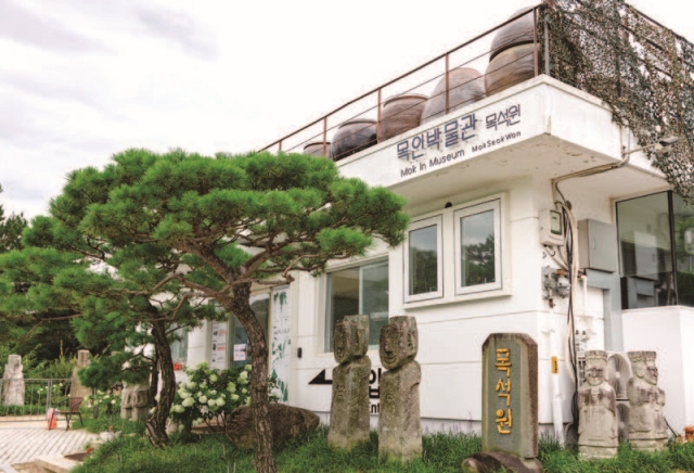 목인박물관 목석원의 첫 관문인 하얀집. 사진 C영상미디어