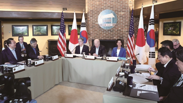 윤석열 대통령이 8월 18일(현지시간) 미국 메릴랜드주 캠프 데이비드에서 조 바이든 미국 대통령, 기시다 후미오 일본 총리와 한·미·일 정상회의를 하고 있다. 사진 뉴시스