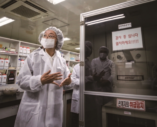 오유경 식품의약품 안전처장이 8월 28일 인천 중구 수협중앙회 인천가공물류센터를 찾아 급식수산물 방사능 검사 시연을 지켜보고 있다 사진 뉴시스