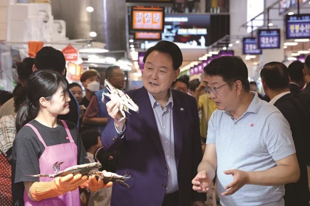 윤석열 대통령이 8월 31일 서울 노량진수산시장을 찾아 우리 수산물의 안전성을 점검하고 우럭, 꽃게, 전어 등 수산물을 직접 구매하며 상인들을 격려했다. 현직 대통령이 노량진수산시장을 방문한 건 1927년 경성수산(현 노량진수산시장) 개장 이후 96년 만에 처음이다. 사진 대통령실