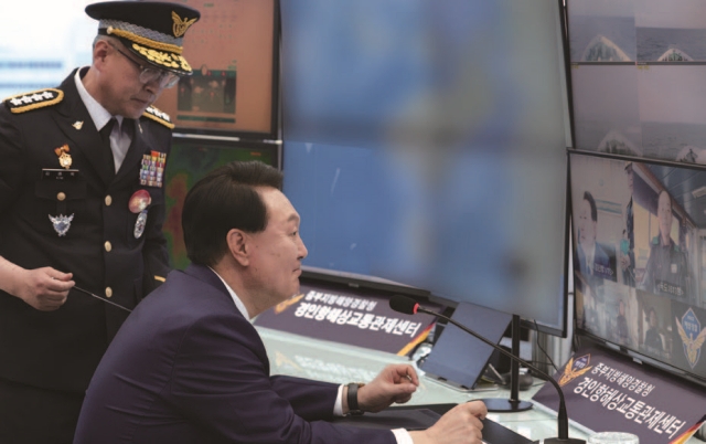 윤석열 대통령이 8월 28일 인천 경인항 해상교통관제센터에서 동&middot;서&middot;남해의 함정 근무자들과 화상통화를 하고 있다. 사진 대통령실