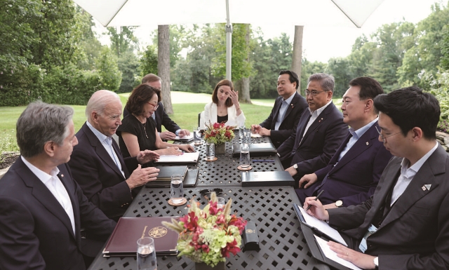 윤석열 대통령이 8월 18일(현지시간) 미국 메릴랜드주 캠프 데이비드에서 조 바이든 미국 대통령과 한미 정상회담을 하고 있다.