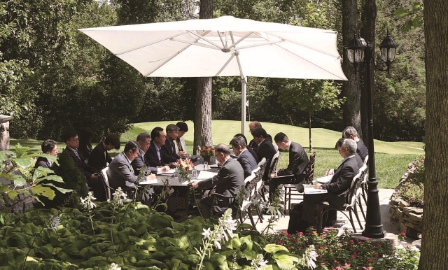윤석열 대통령이 8월 18일(현지시간) 미국 메릴랜드주 캠프 데이비드에서 기시다 후미오 일본 총리와 한일 정상회담을 하고 있다. 사진 뉴시스