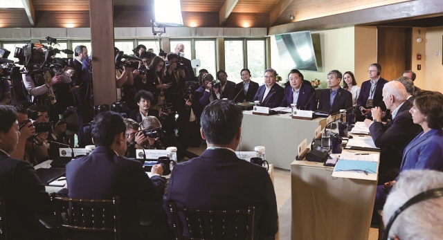 8월 18일(현지시간) 미국 메릴랜드주에 위치한 미 대통령 별장 캠프 데이비드에서 윤석열 대통령과 조 바이든 미국 대통령, 기시다 후미오 일본 총리가 한&middot;미&middot;일 정상회의를 하고 있는 동안 세계 각국의 기자들이 취재 경쟁을 벌이고 있다. 사진 뉴시스