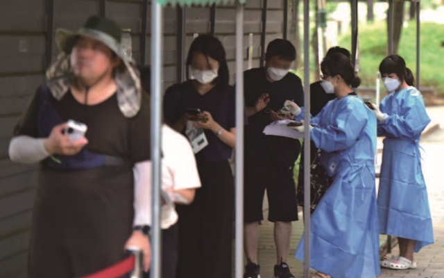 8월 23일 오전 대구 달서구보건소 선별진료소에서 시민들이 코로나19 검사를 받기 위해 순서를 기다리고 있다. 사진 뉴시스