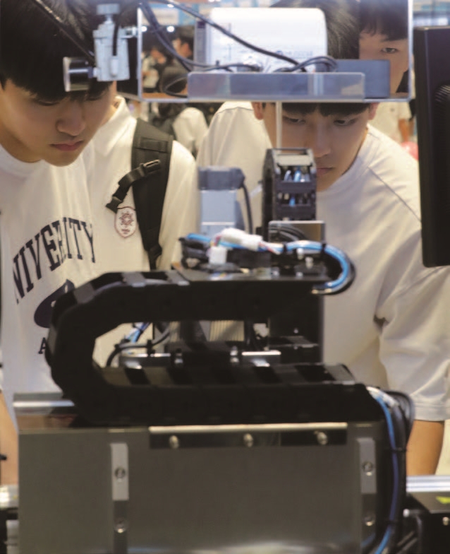 8월 21일 서울 강남구 코엑스에서 열린 '2023 일학습병행 체험박람회'에서 학생들이 반도체 산업설비 체험을 하고 있다. 사진 뉴시스